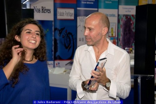 Julie Haddad re,mettant le prix Littéraire des Lycéens du Liban à Rodolphe Barry pour son roman Devenir Carver - Salon du livre de Beyrouth - octobre 2015